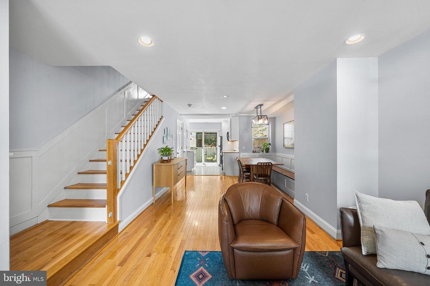 2140 Catharine Street photo 3