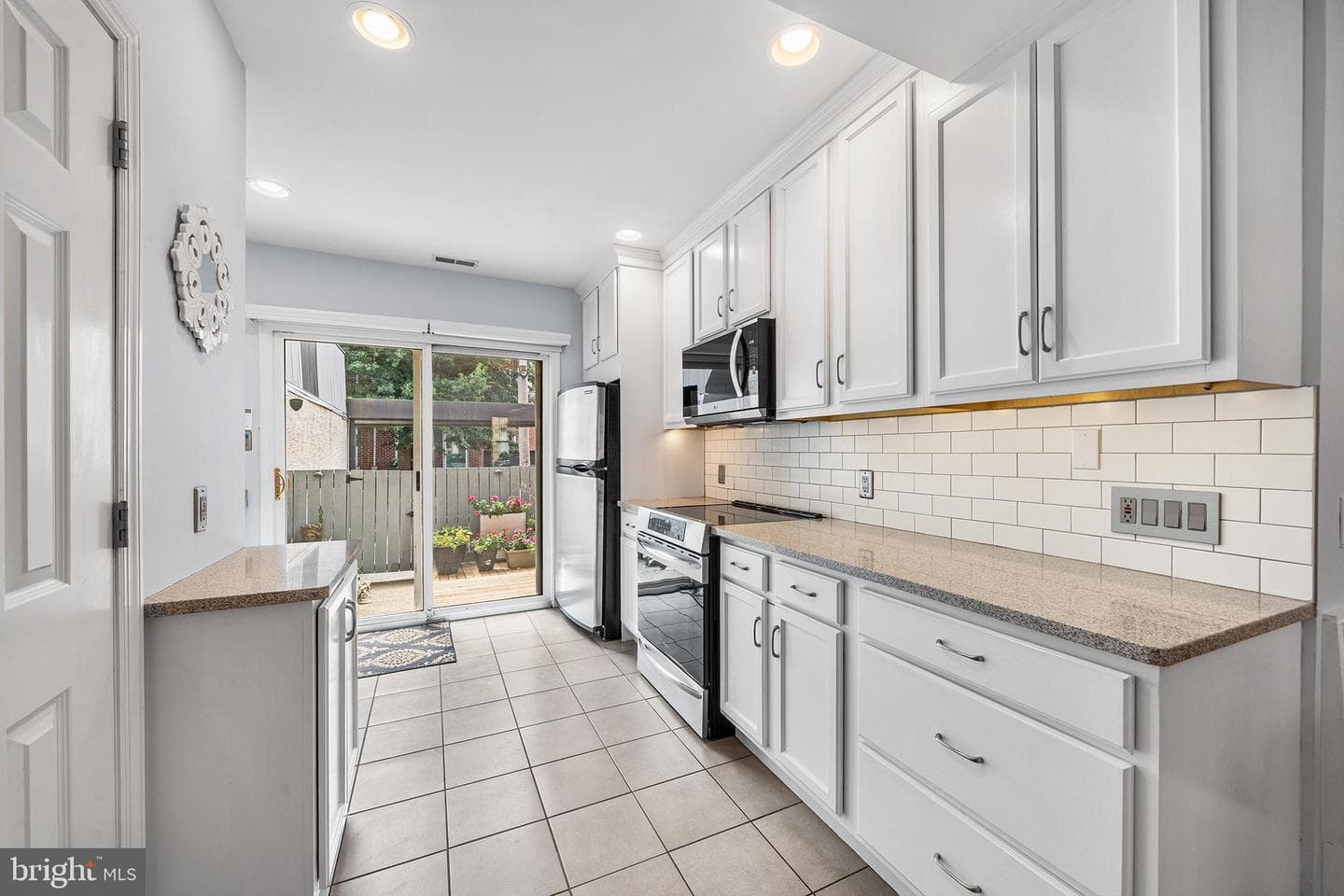2140 Catharine Street photo 8