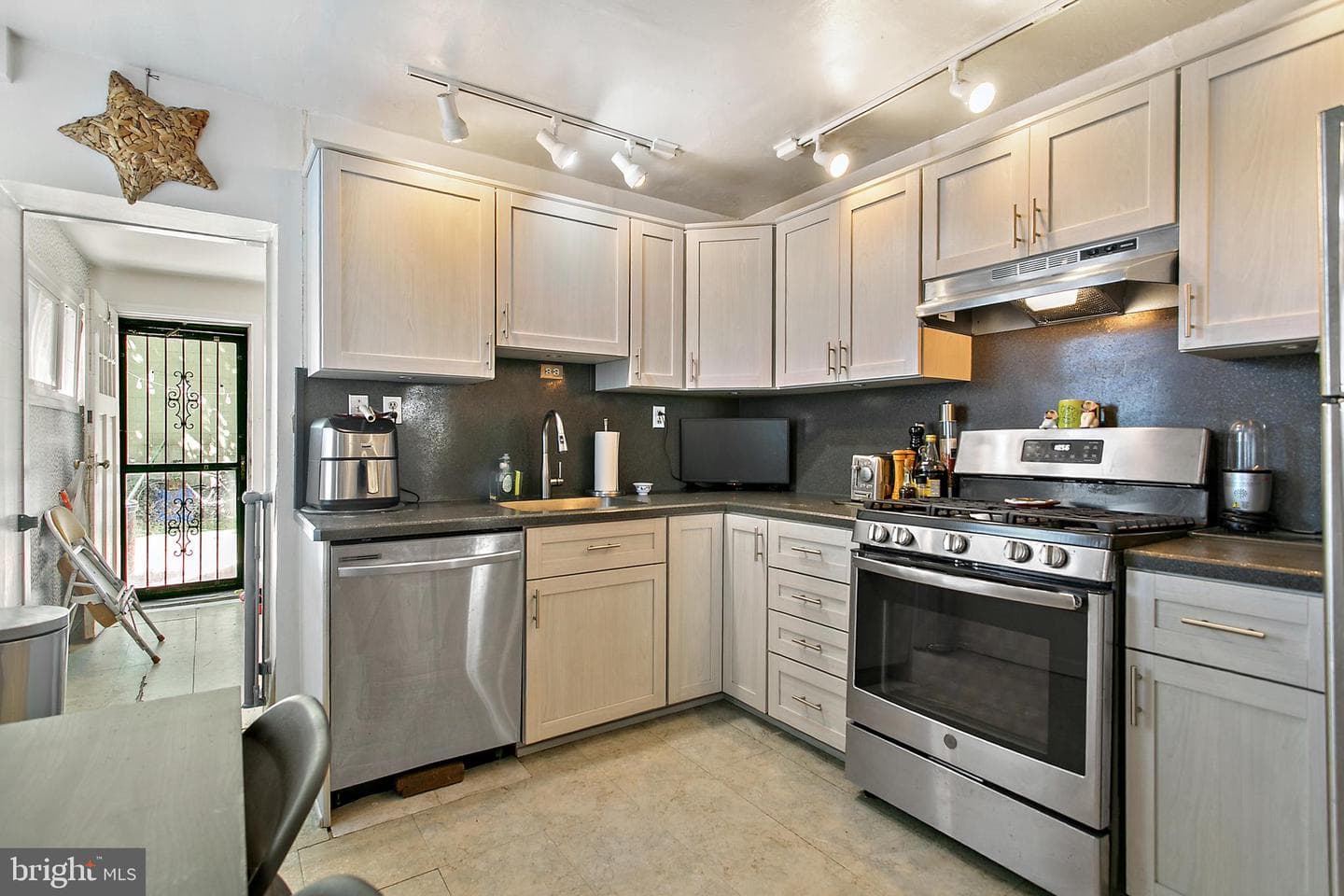 1140 S 6th Street photo 6