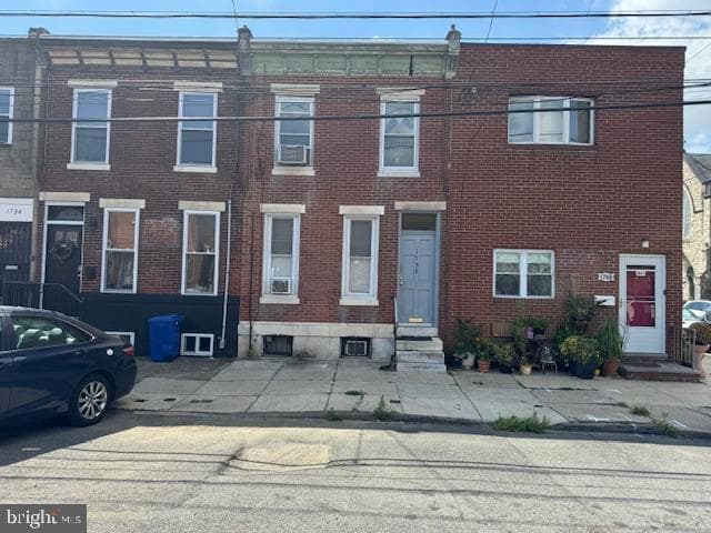 1738 Wolf Street photo 1