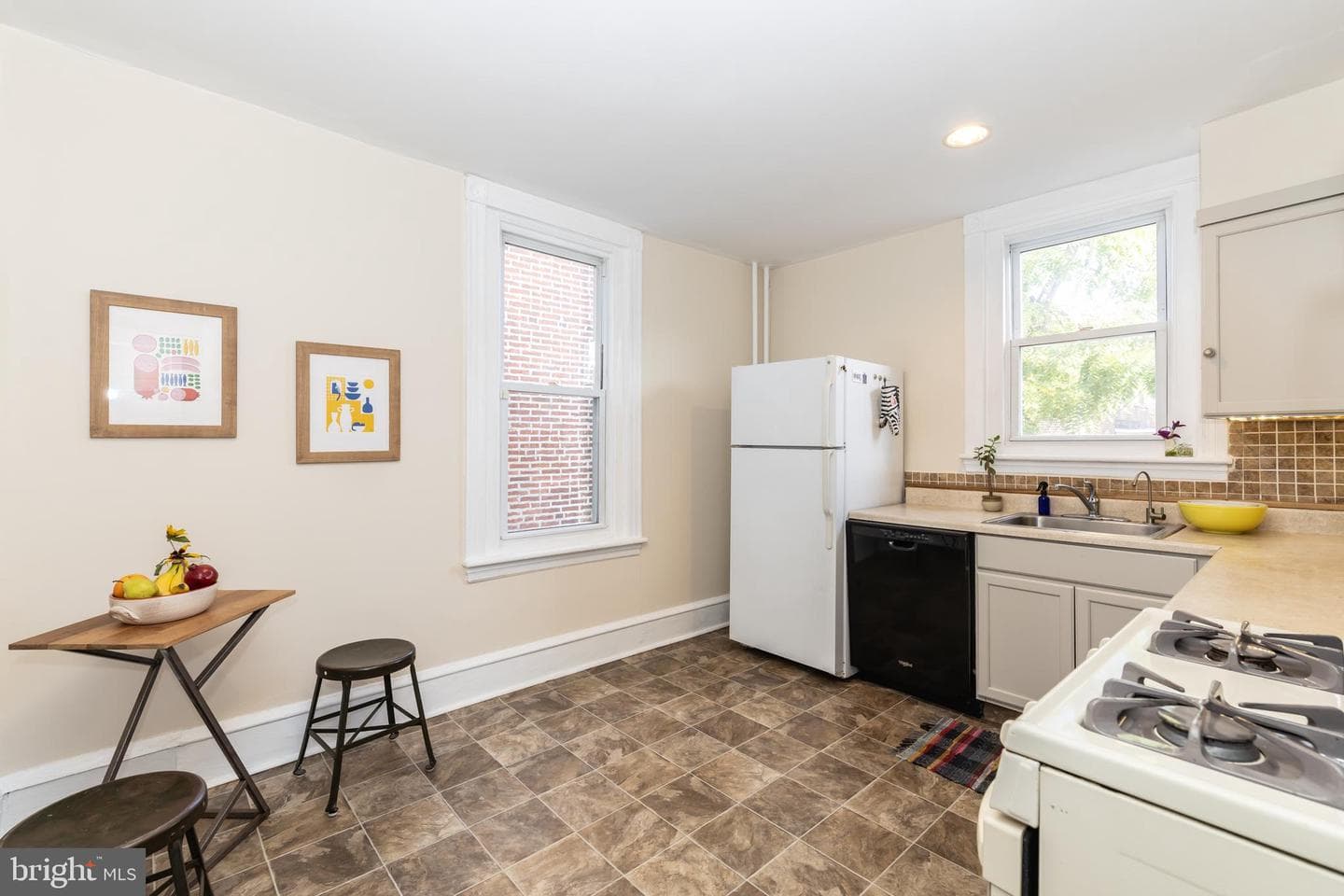 126 W Pomona Street photo 10
