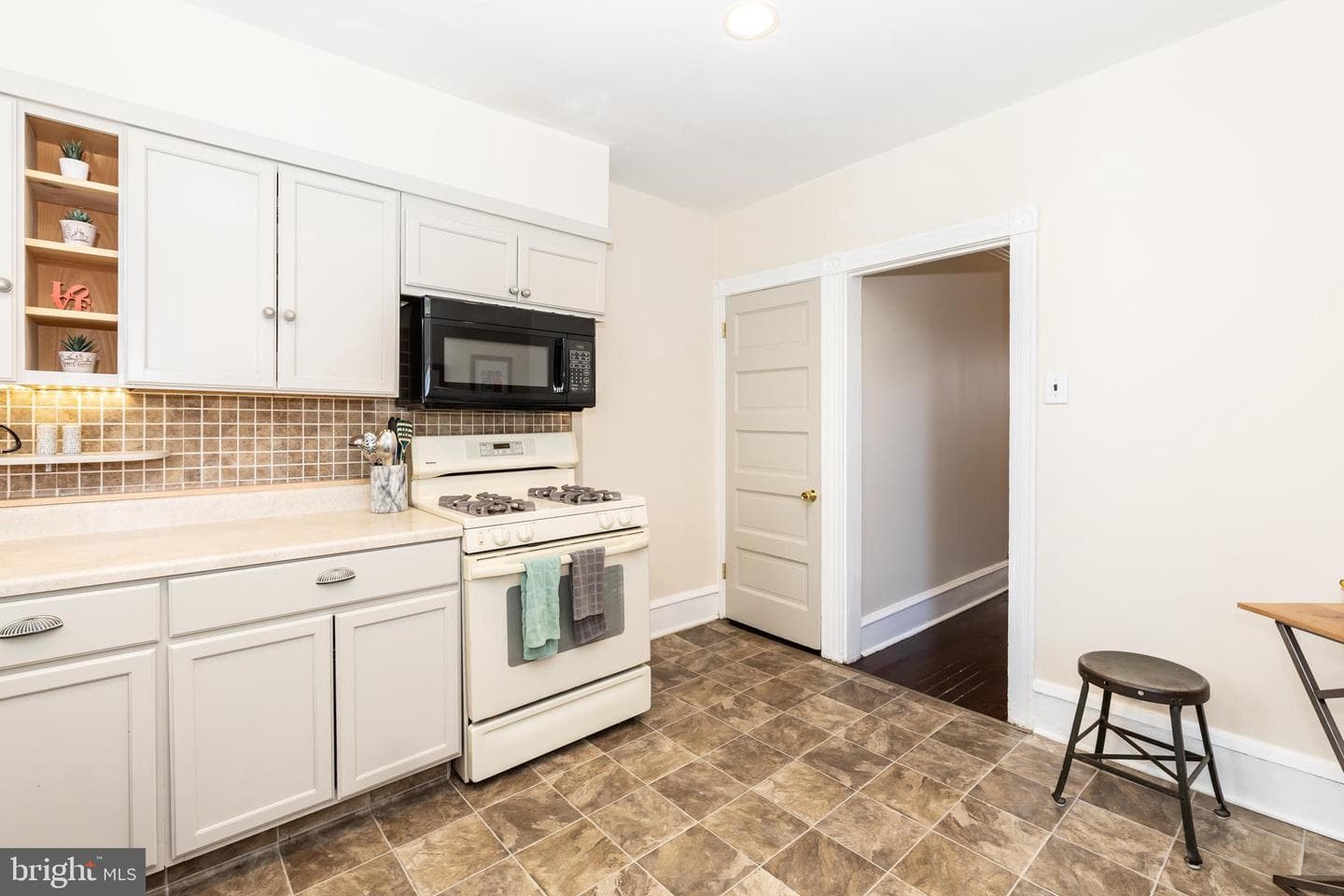 126 W Pomona Street photo 11