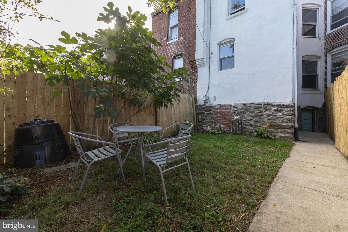 126 W Pomona Street photo 25