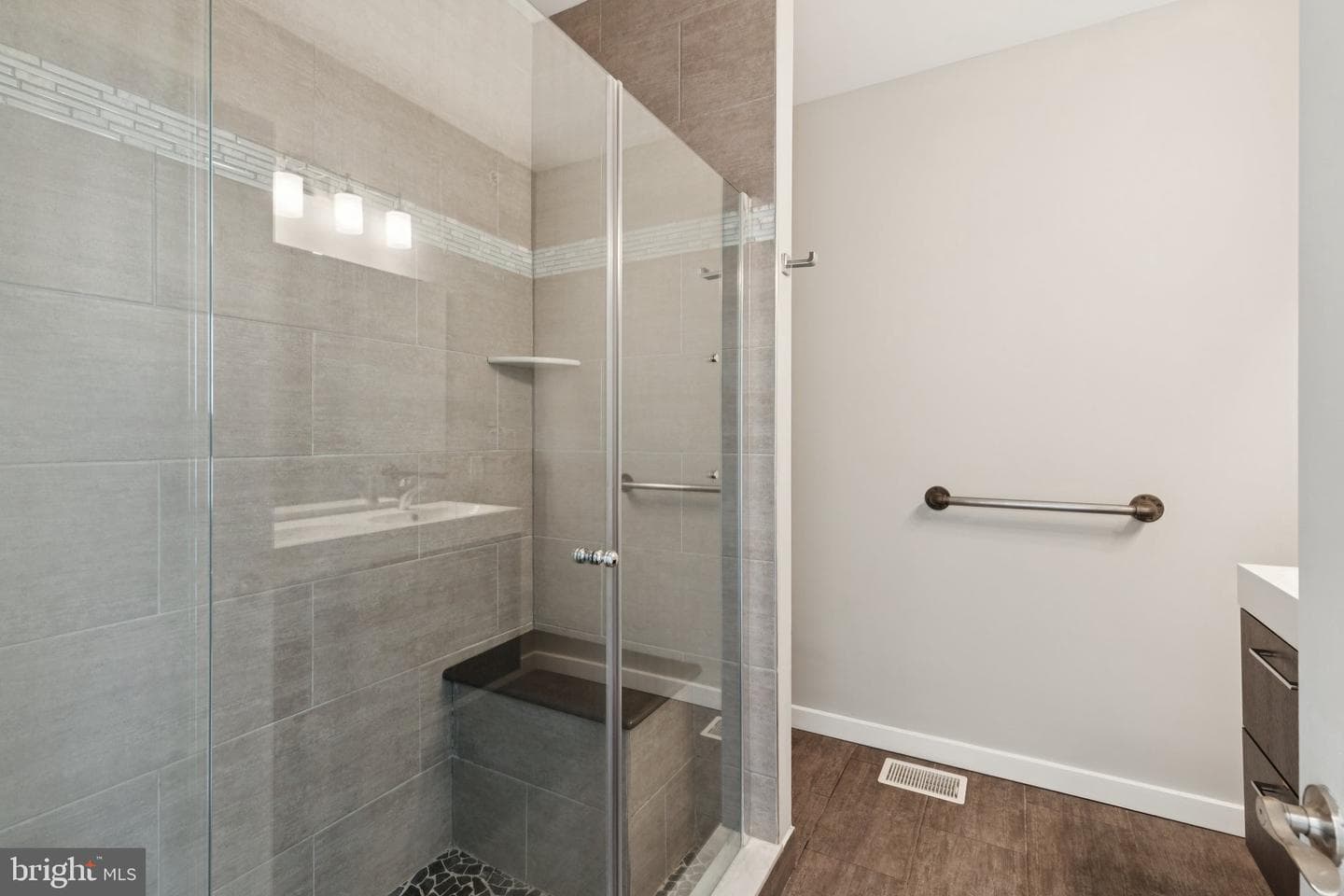 231 W Thompson Street photo 19