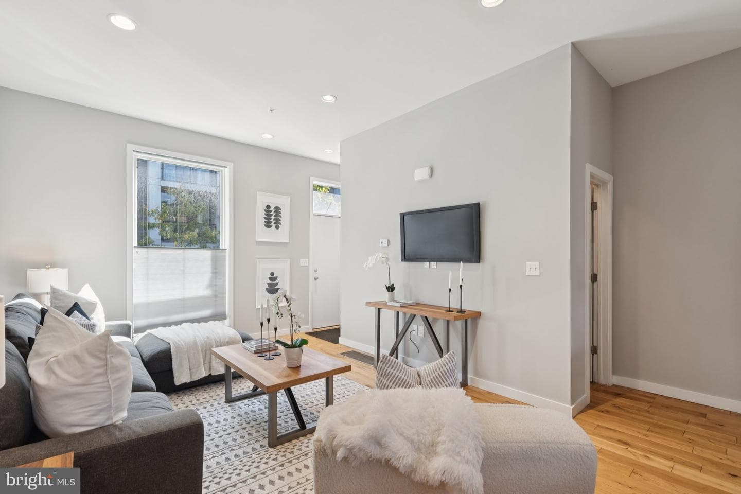 231 W Thompson Street photo 2