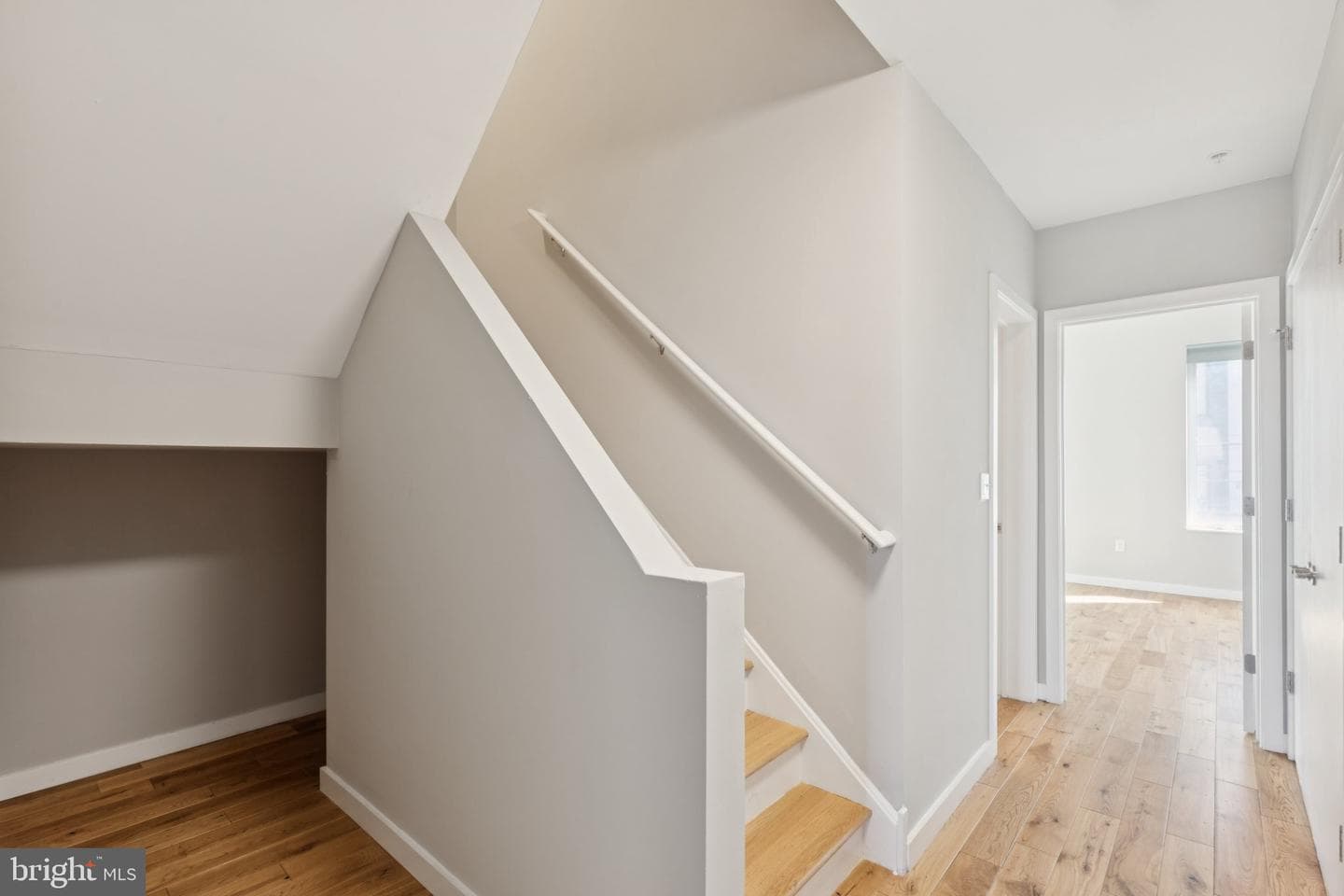 231 W Thompson Street photo 24