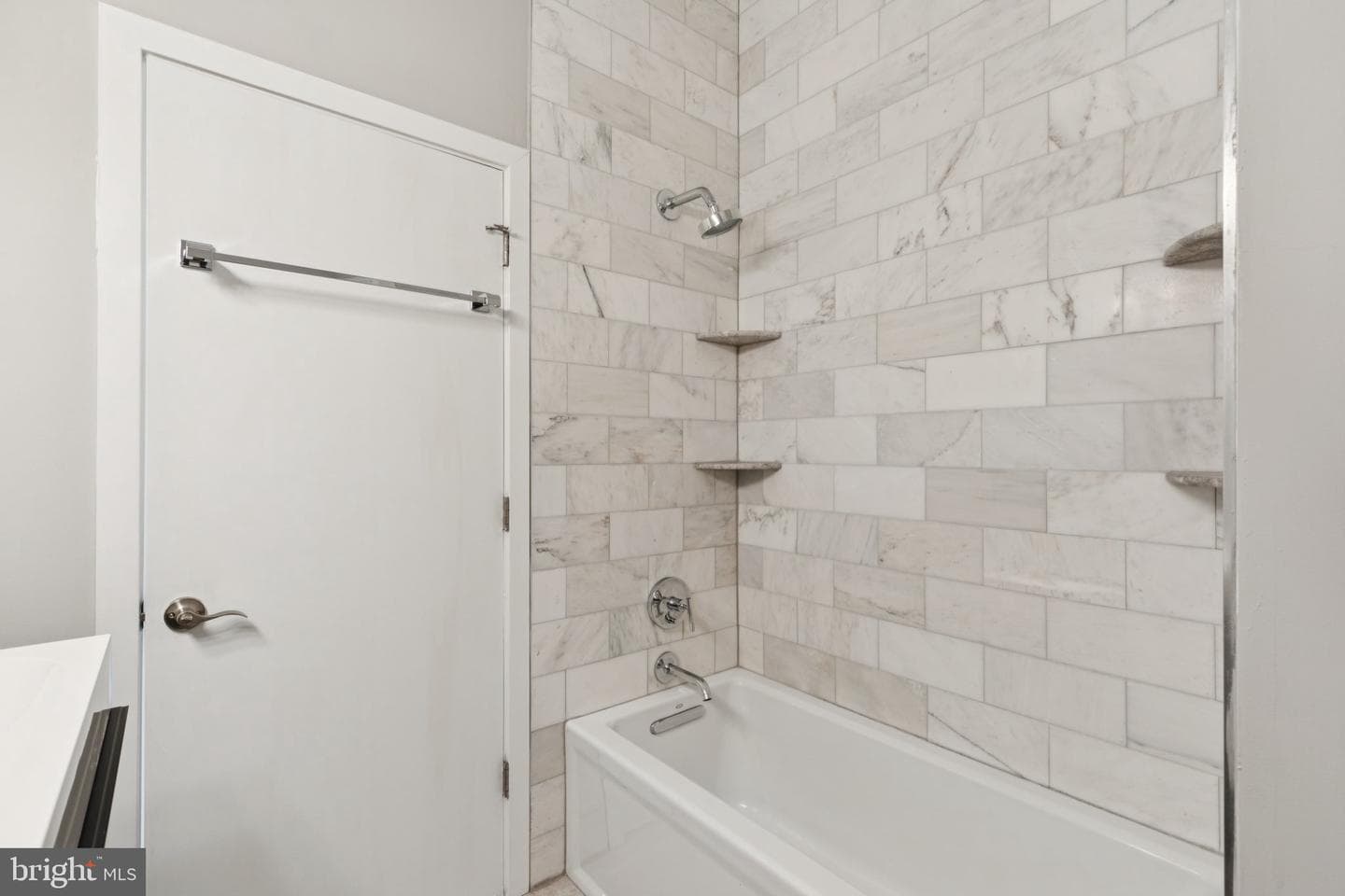 231 W Thompson Street photo 26