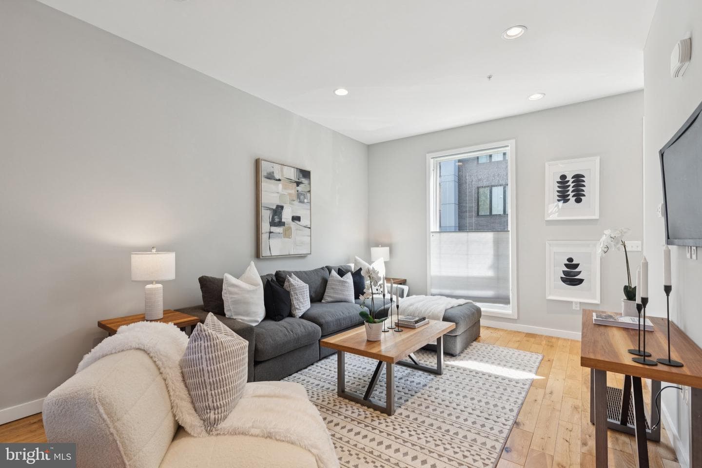 231 W Thompson Street photo 3