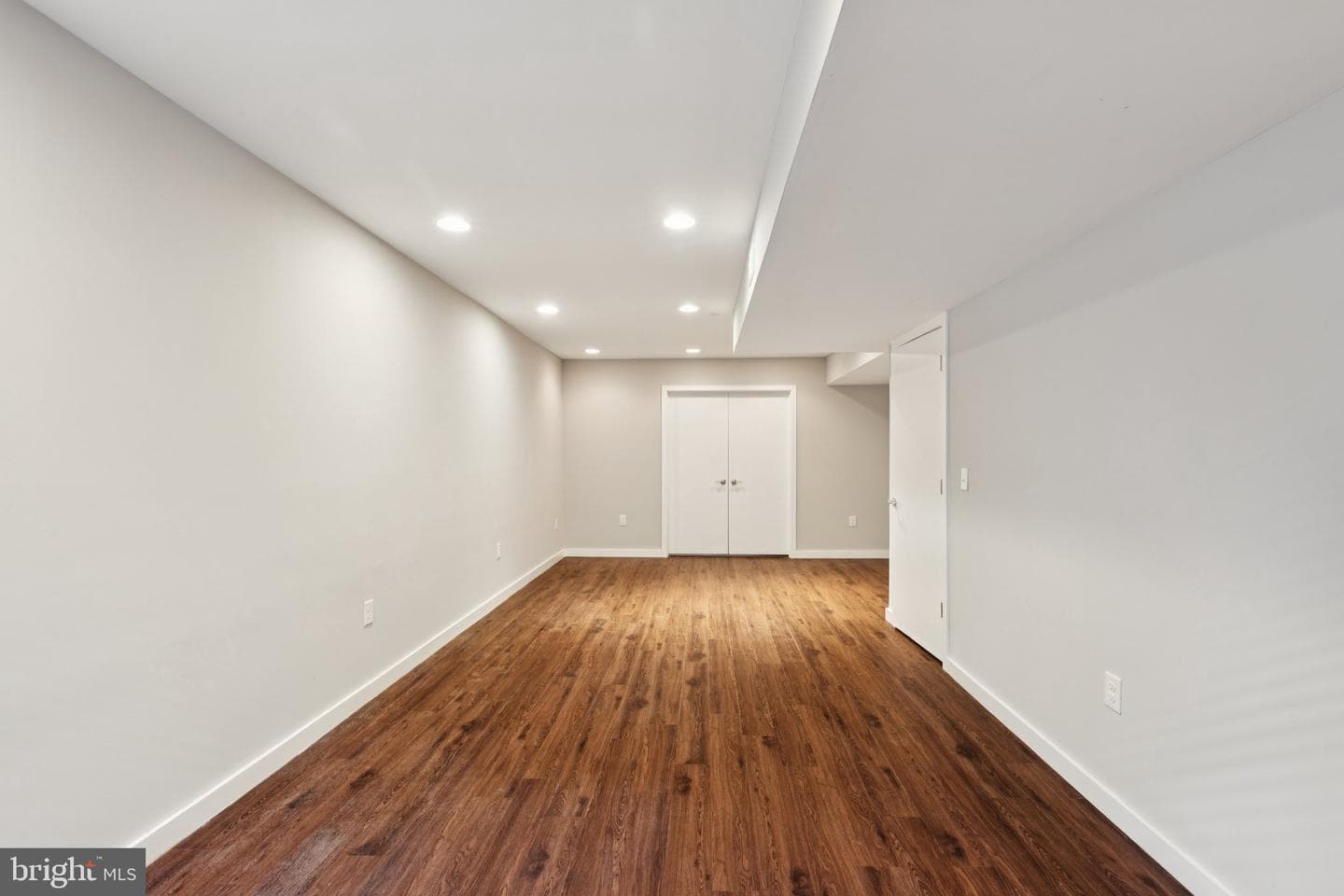 231 W Thompson Street photo 31