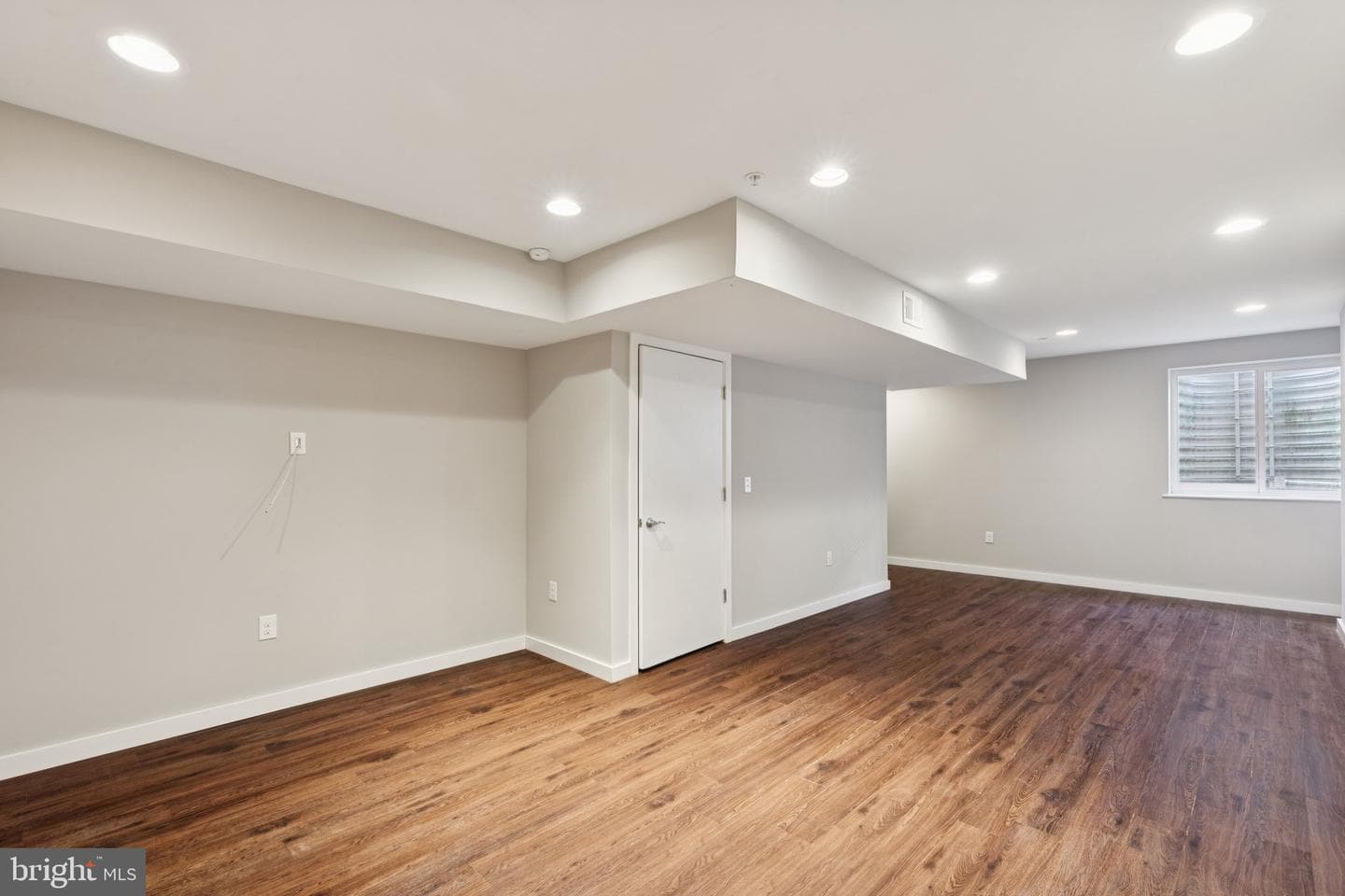 231 W Thompson Street photo 32