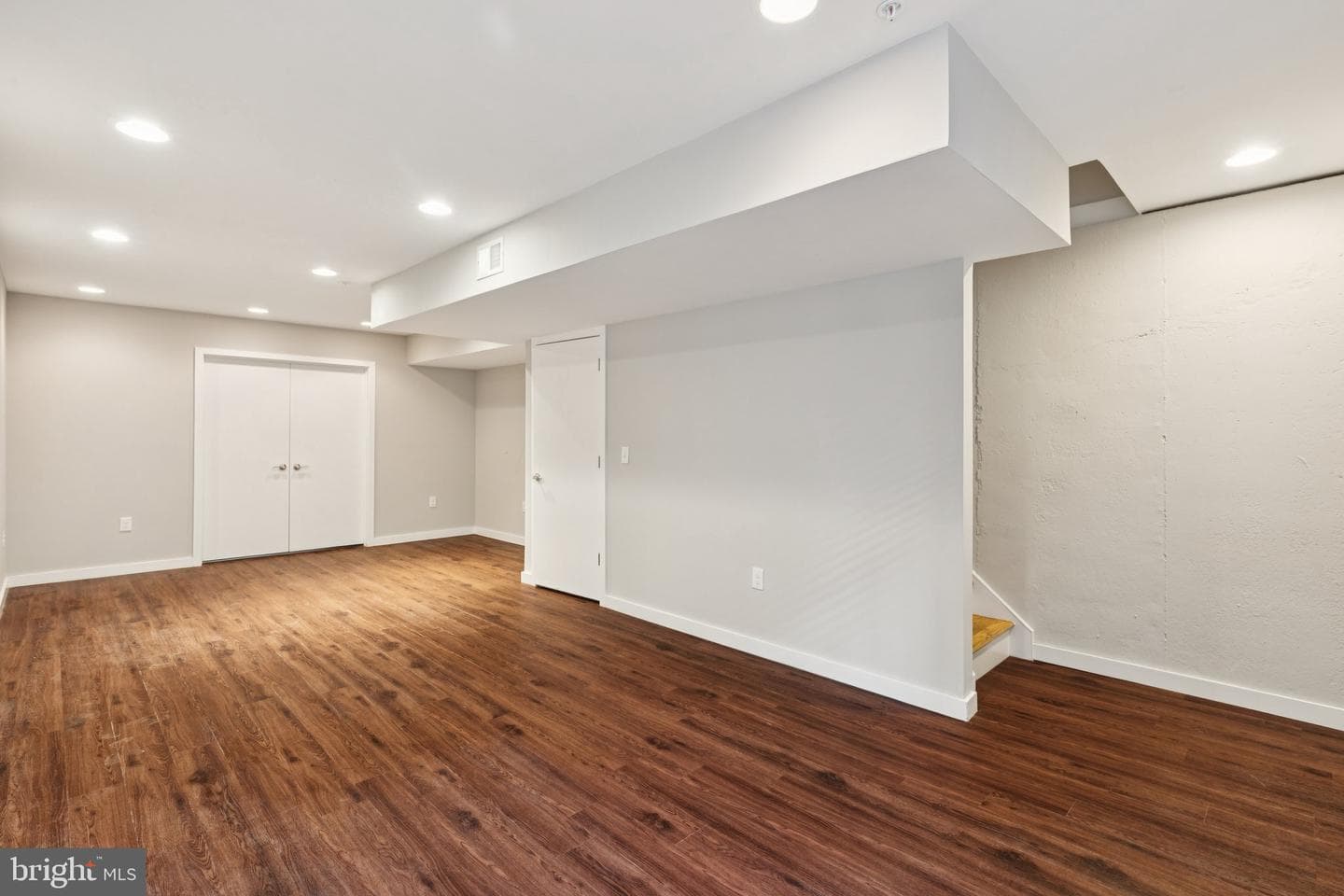 231 W Thompson Street photo 33