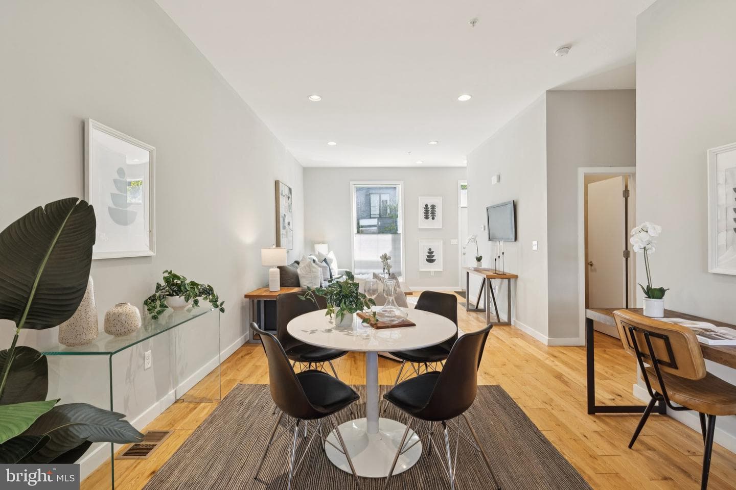 231 W Thompson Street photo 6