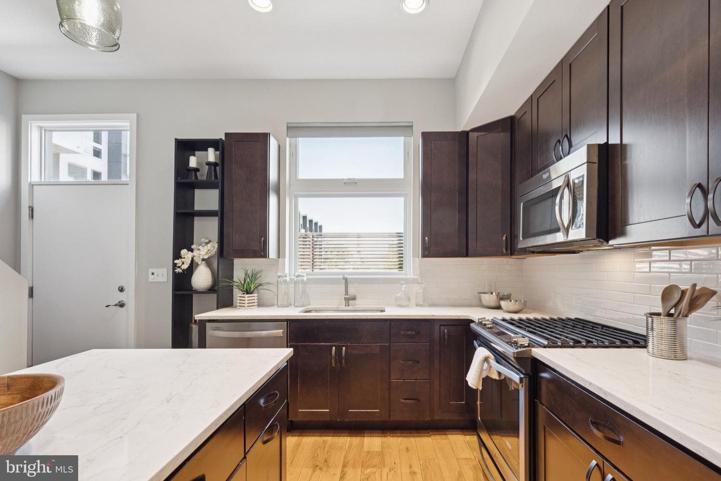 231 W Thompson Street photo 9