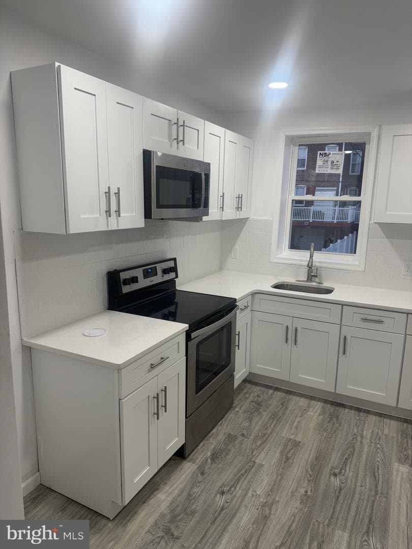 1137 Bridge Street photo 4