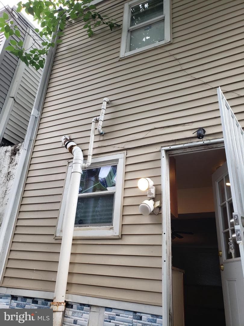 1534 S Woodstock Street photo 16