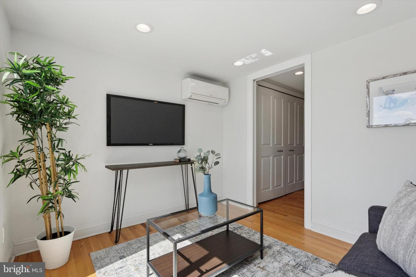 1740 Catharine Street photo 31