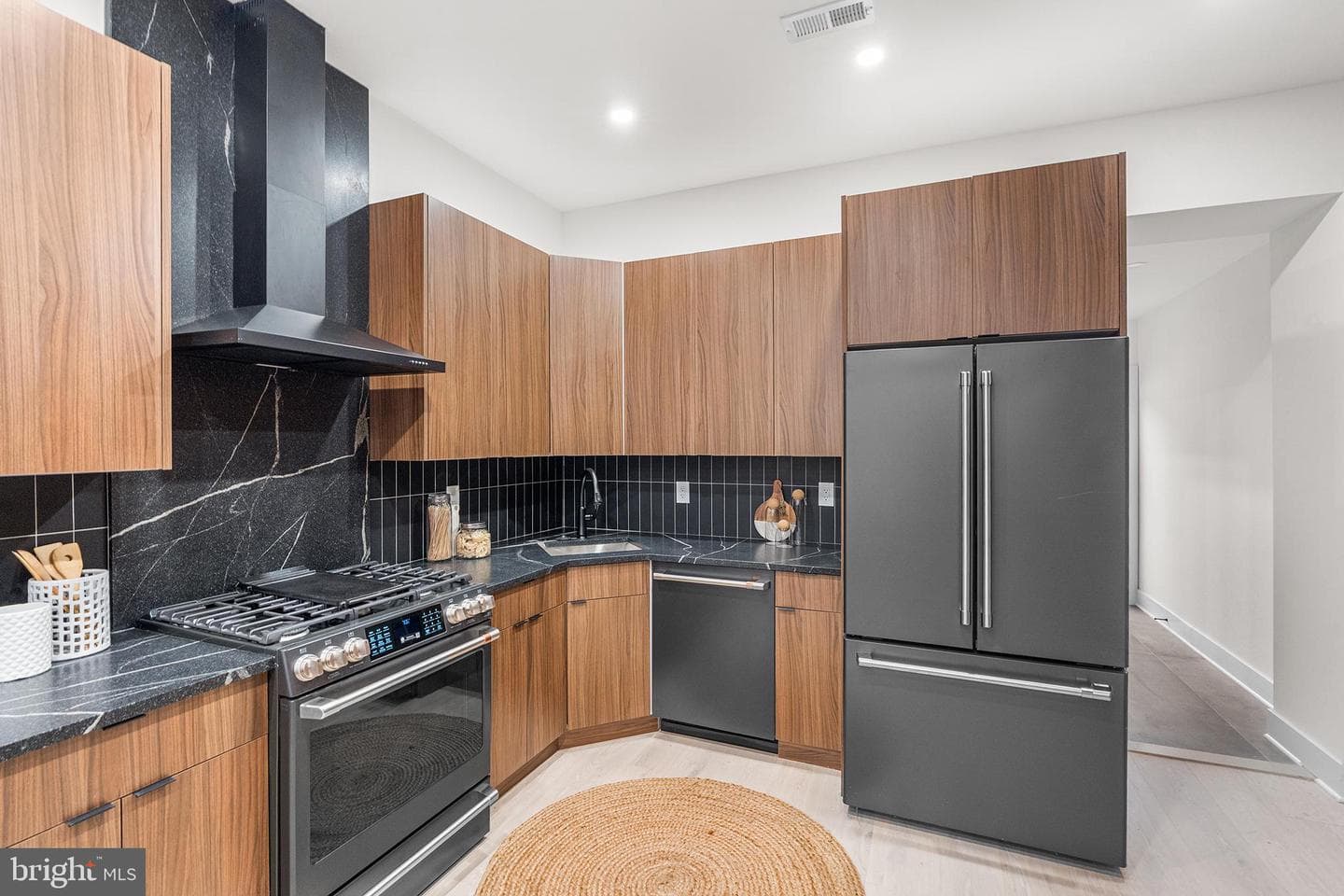 2566 Salmon Street photo 11
