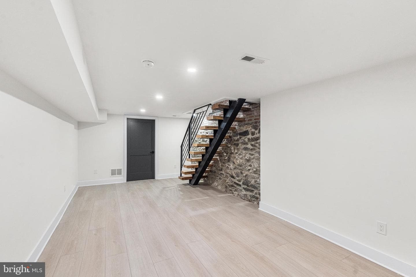 2566 Salmon Street photo 40