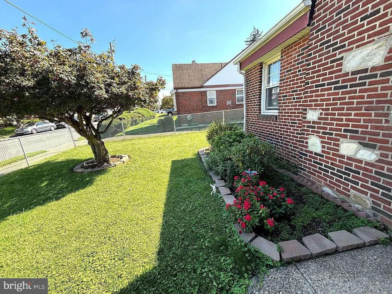 1704 Stanwood Street photo 3
