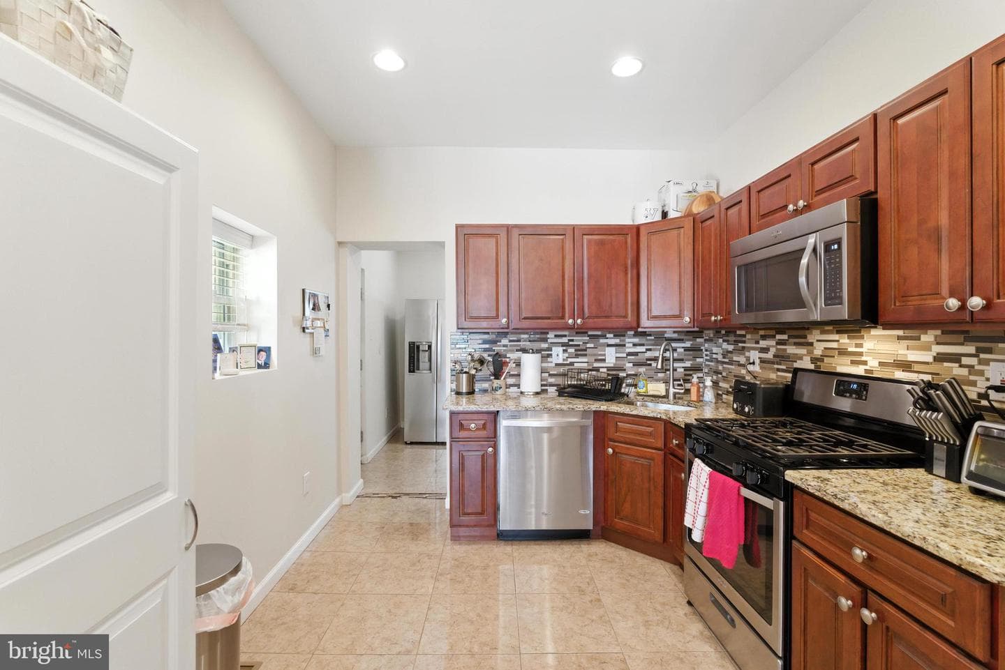 314 Gladstone Street photo 5