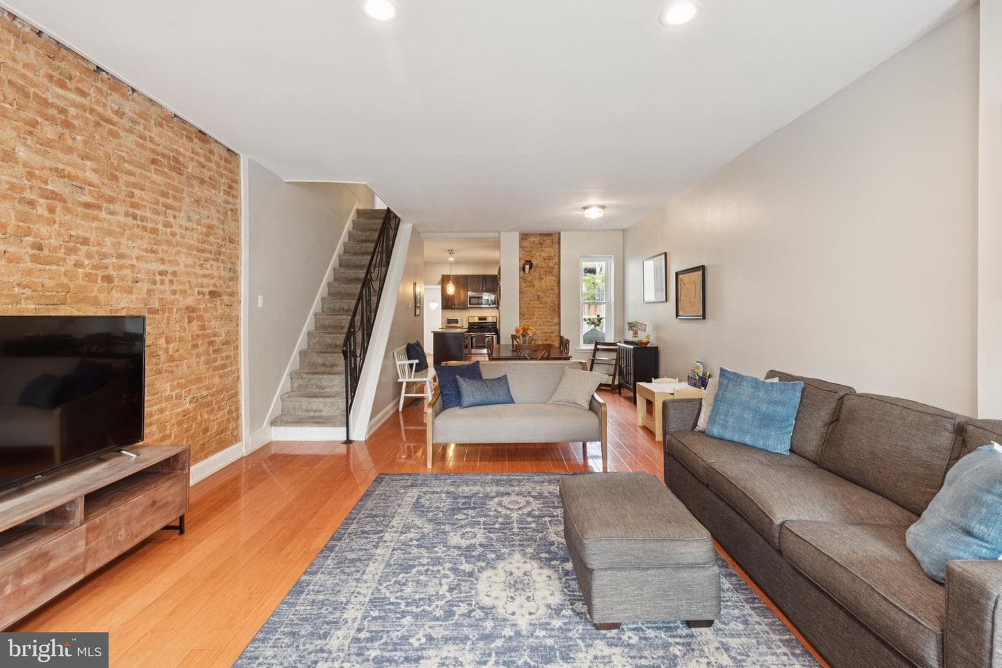 157 W Salaignac Street photo 4