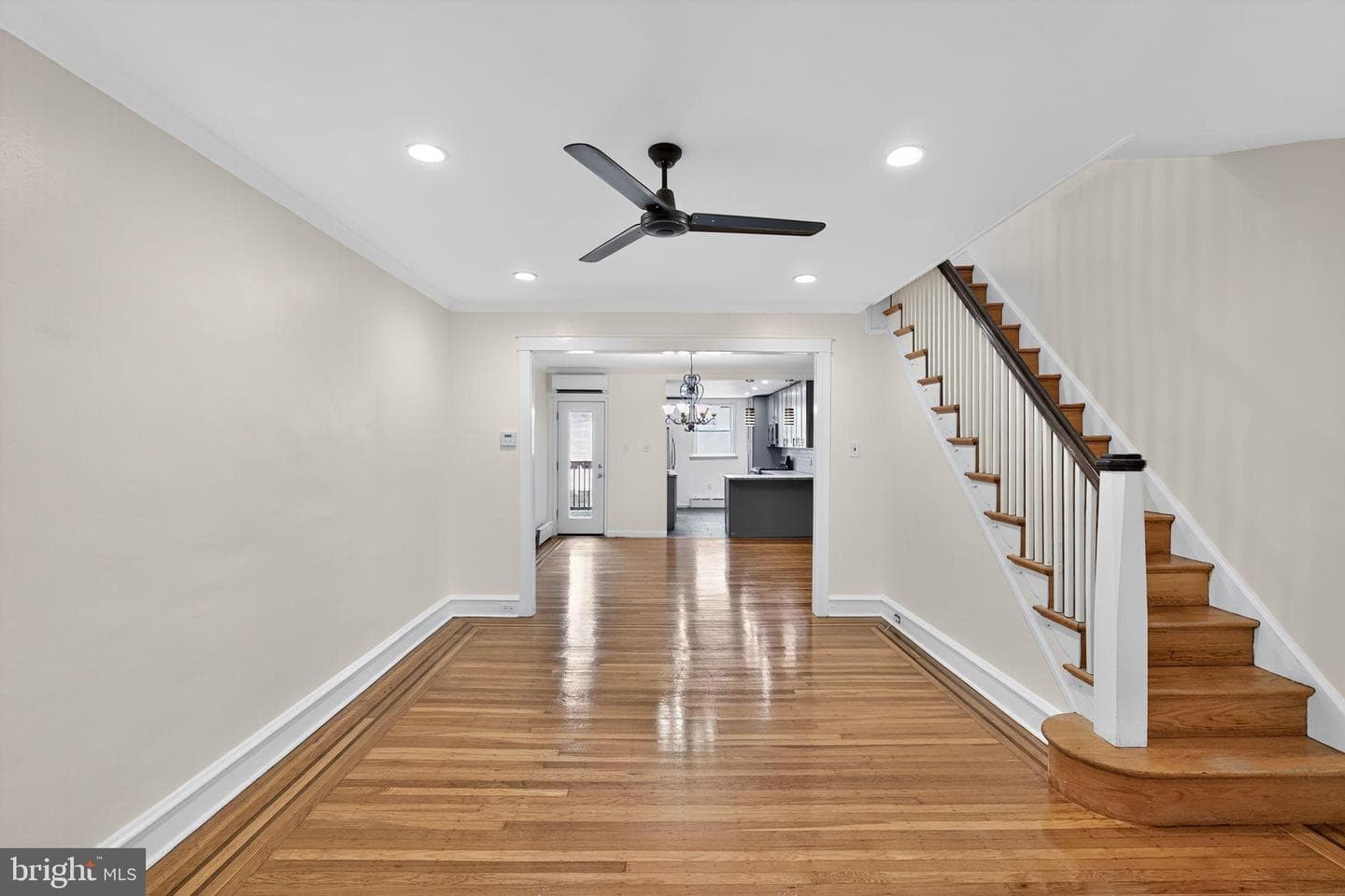 882 N Woodstock Street photo 24