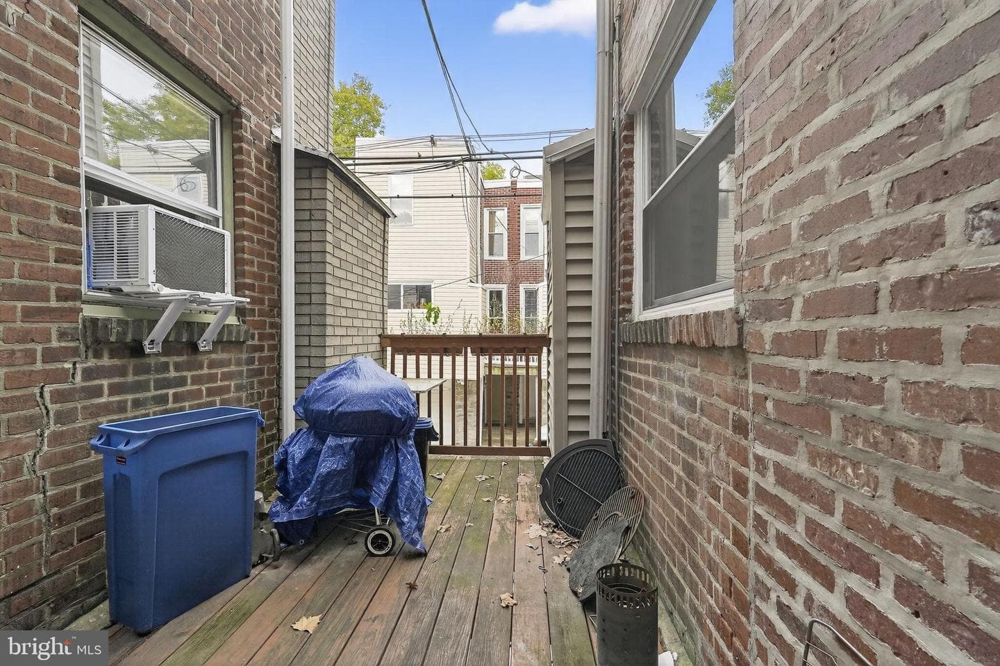 882 N Woodstock Street photo 27