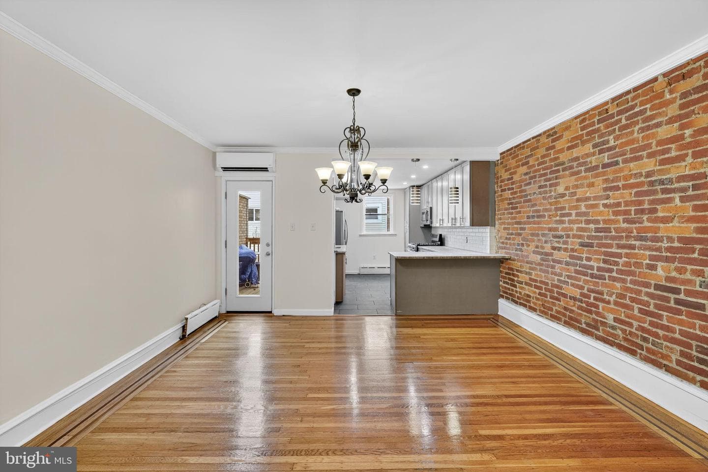 882 N Woodstock Street photo 9