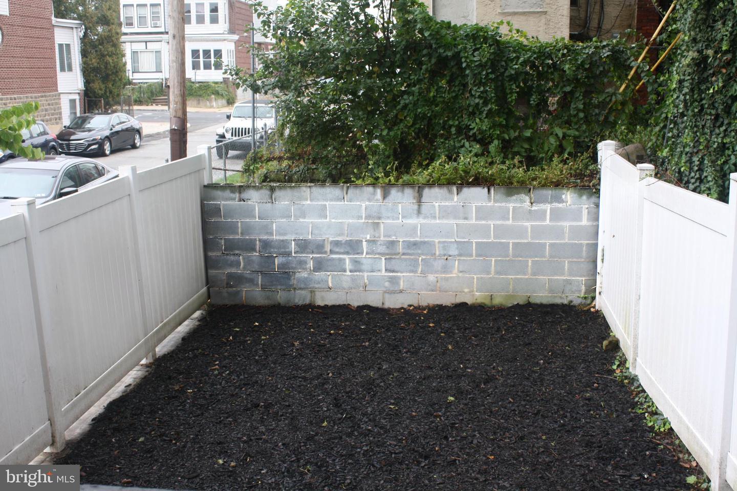 1661 N Robinson Street photo 24