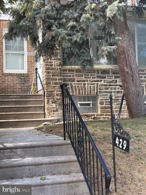 429 E Montana Street photo 2