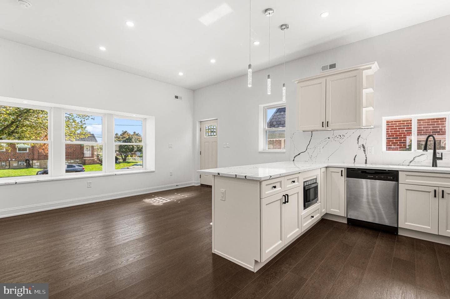 8606 Frontenac Street photo 2