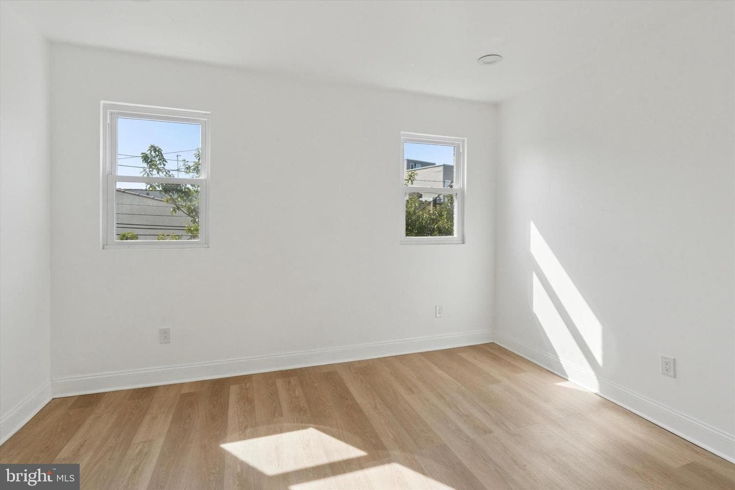 2707 W Thompson Street photo 12