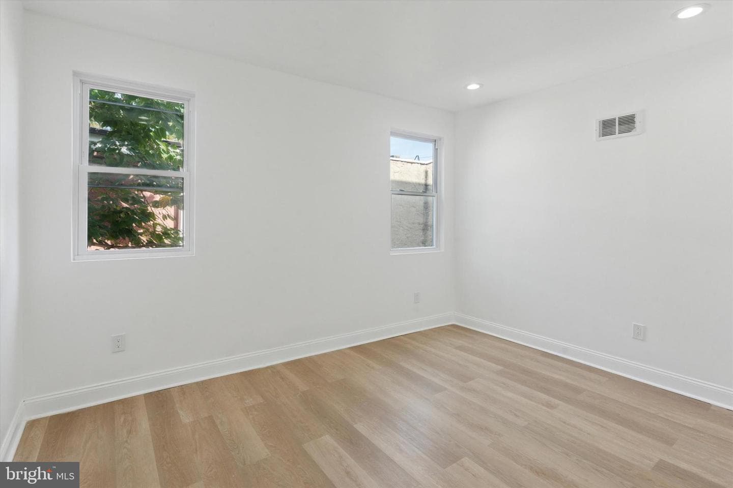 2707 W Thompson Street photo 14