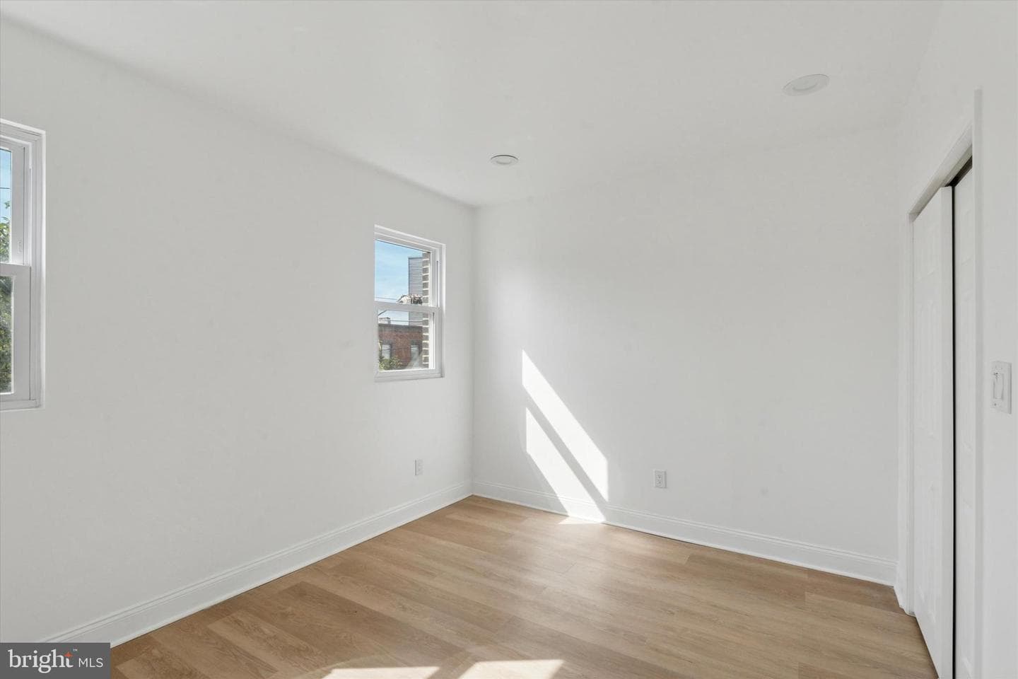 2707 W Thompson Street photo 17