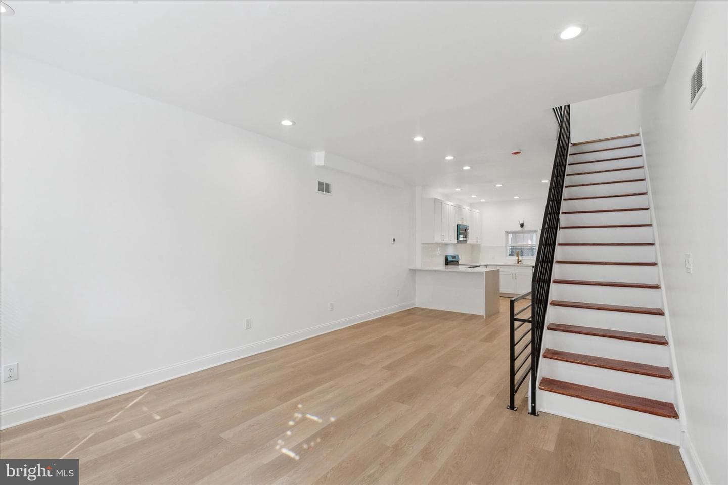 2707 W Thompson Street photo 2