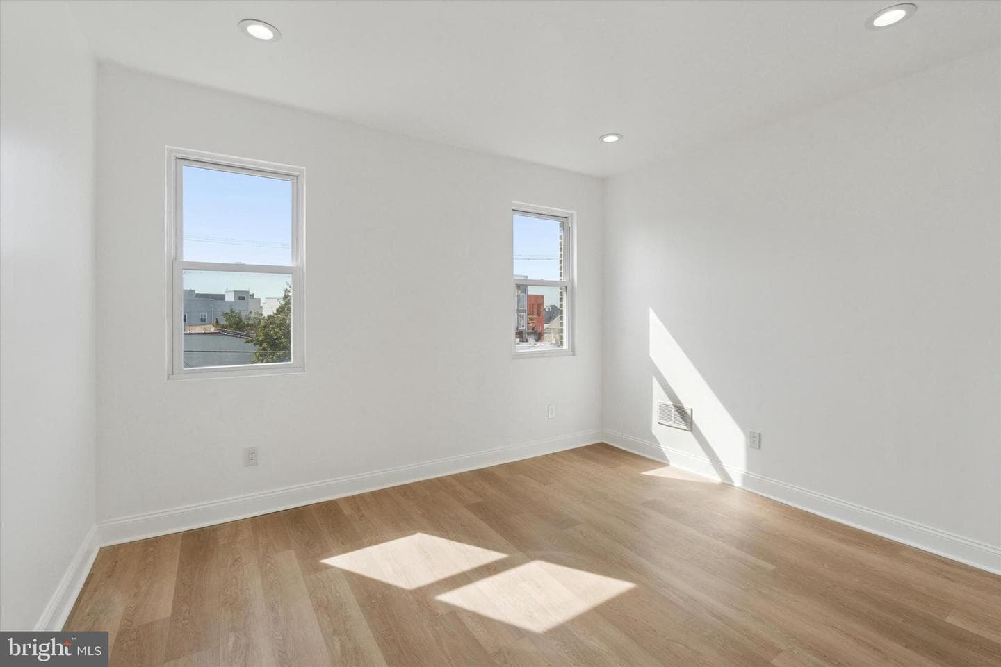 2707 W Thompson Street photo 20