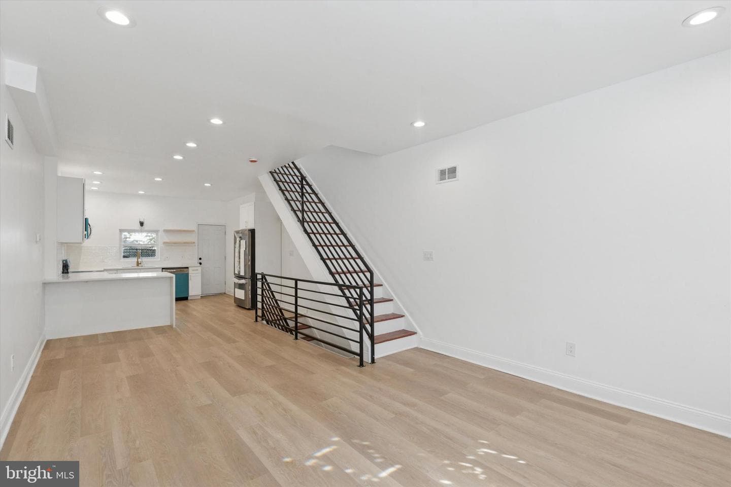 2707 W Thompson Street photo 3