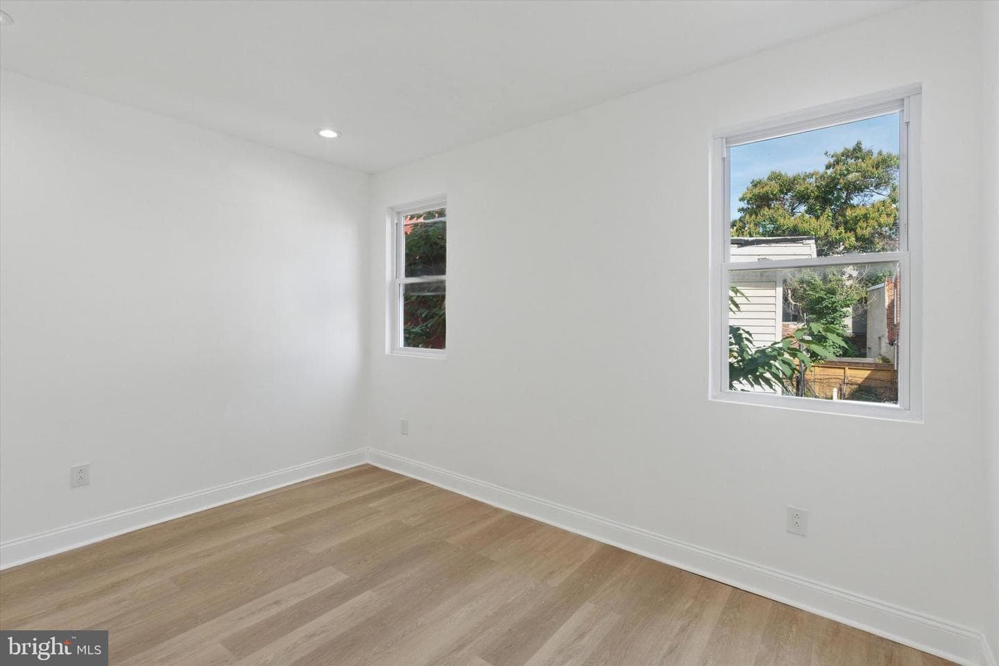 2707 W Thompson Street photo 9