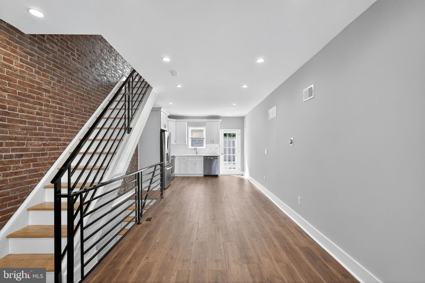 2646 E Monmouth Street photo 8