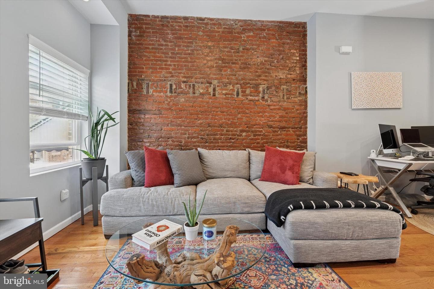 1324 S Hicks Street photo 4