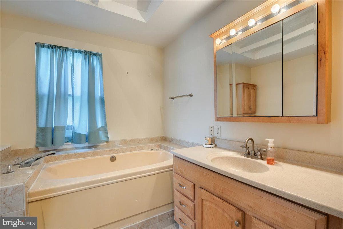 8010 N Ferndale Street photo 20