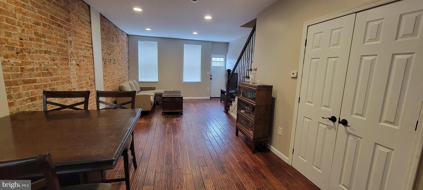 2722 E Madison Street photo 3