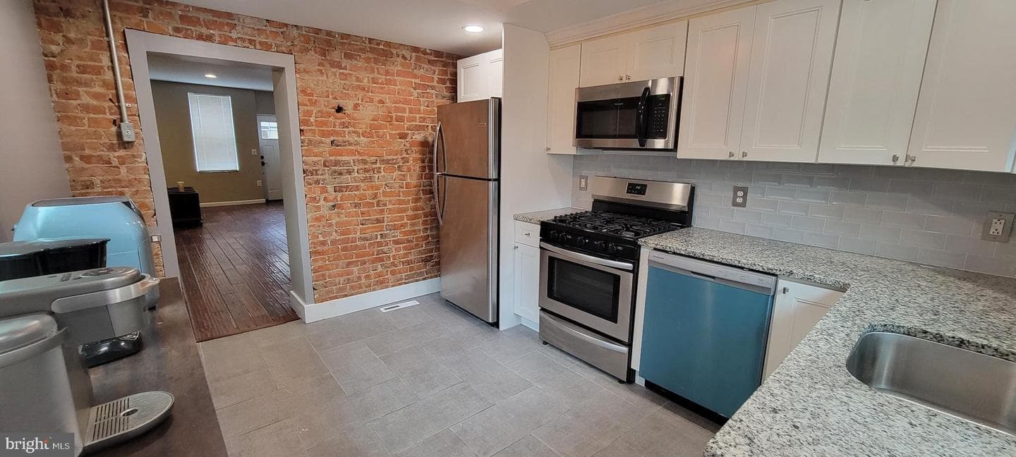 2722 E Madison Street photo 8