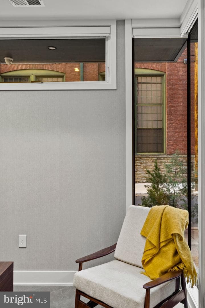 1646 Carlton Street photo 4