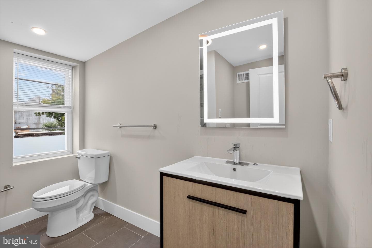 2467 Amber Street photo 25