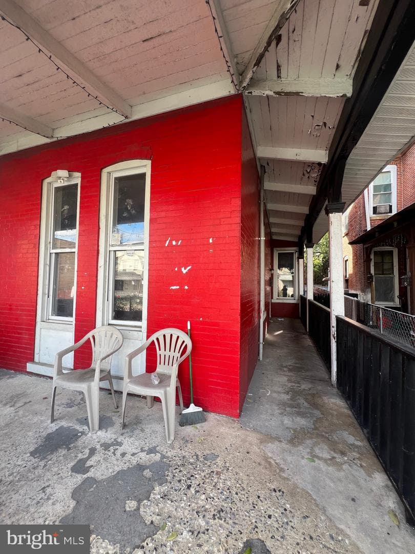 2016 E Madison Street photo 2