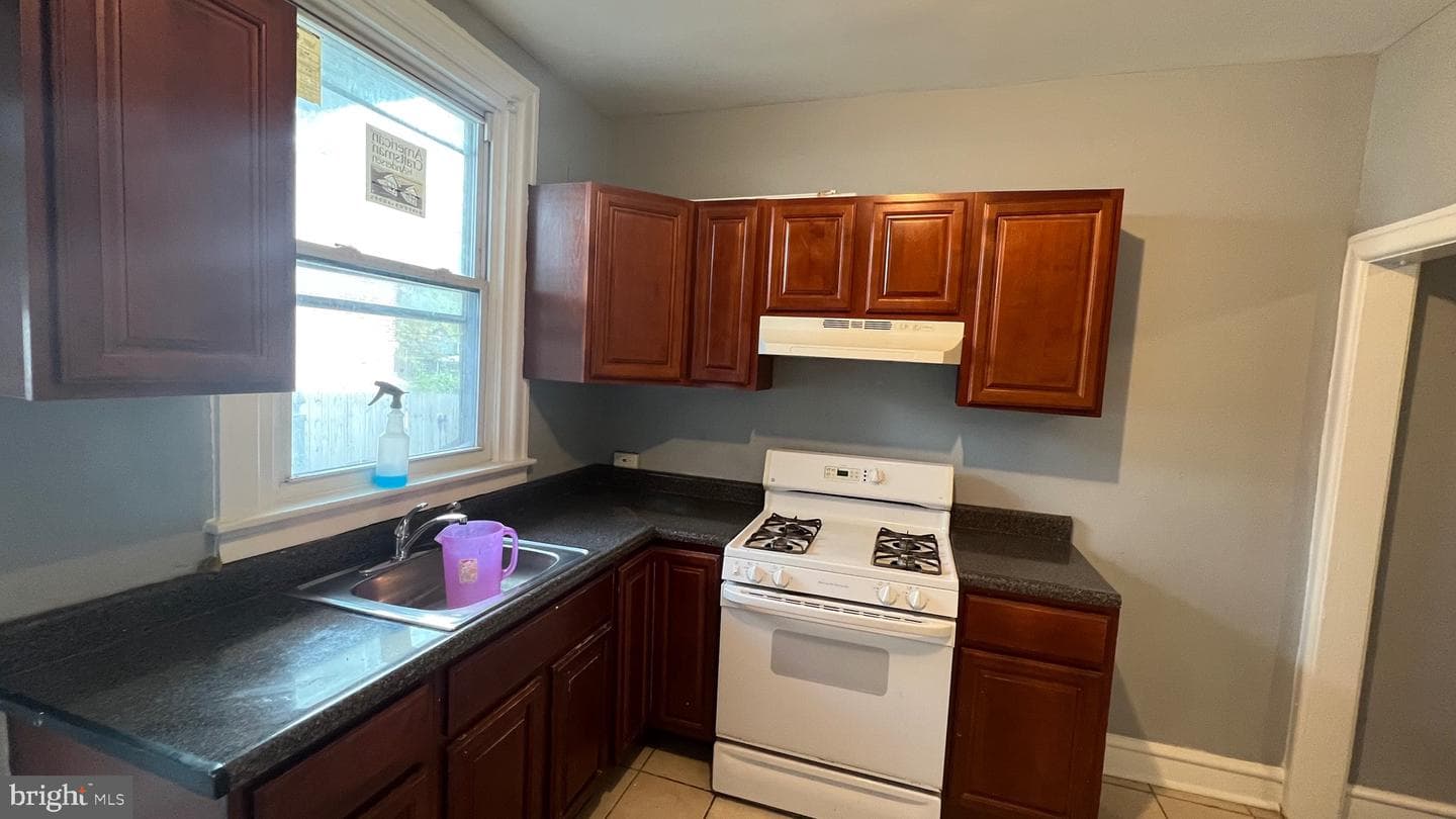 1359 Dyre Street photo 6