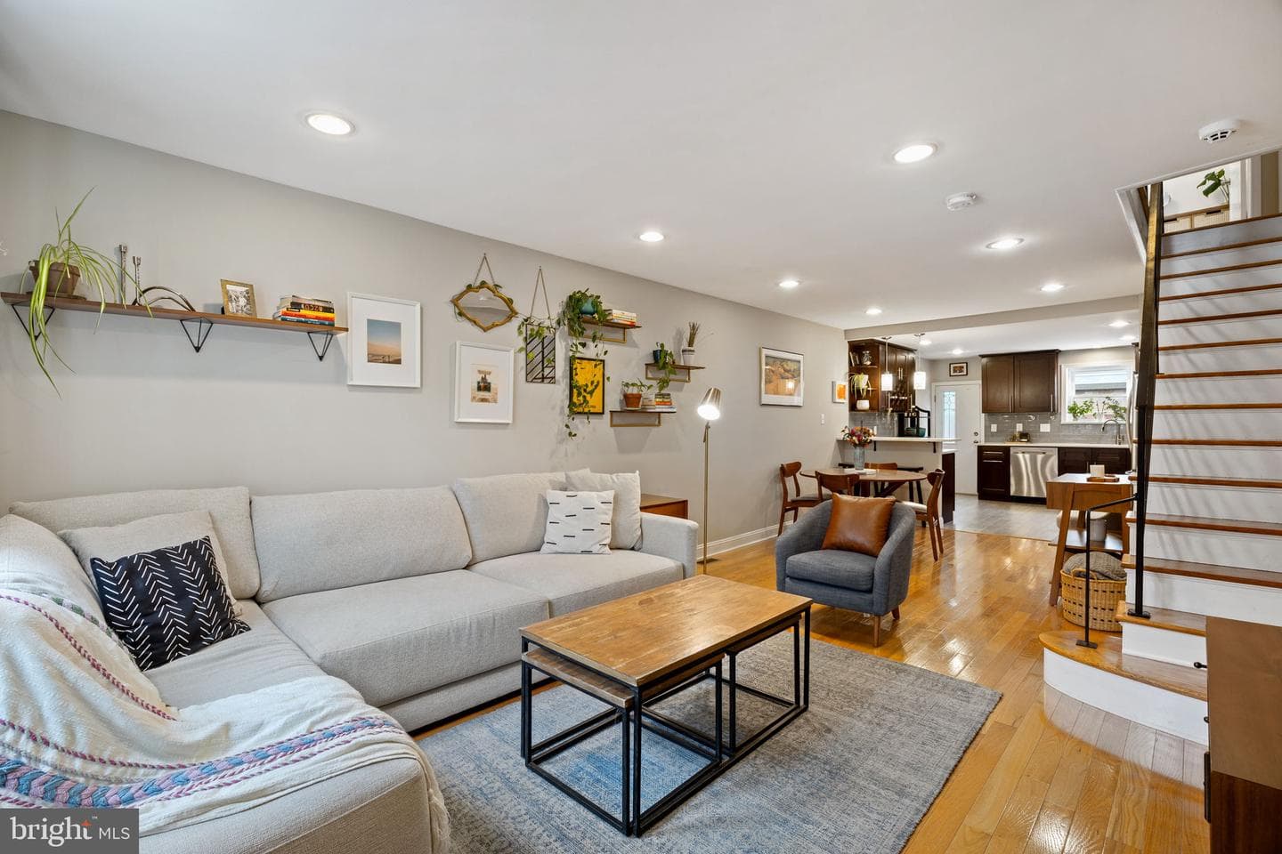 1928 S Iseminger Street photo 2