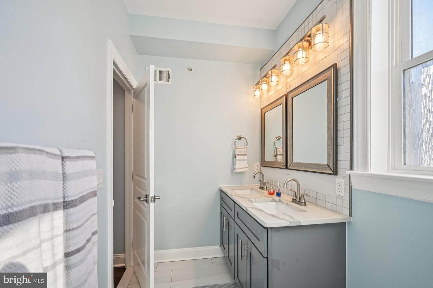1728 N Lambert Street photo 23