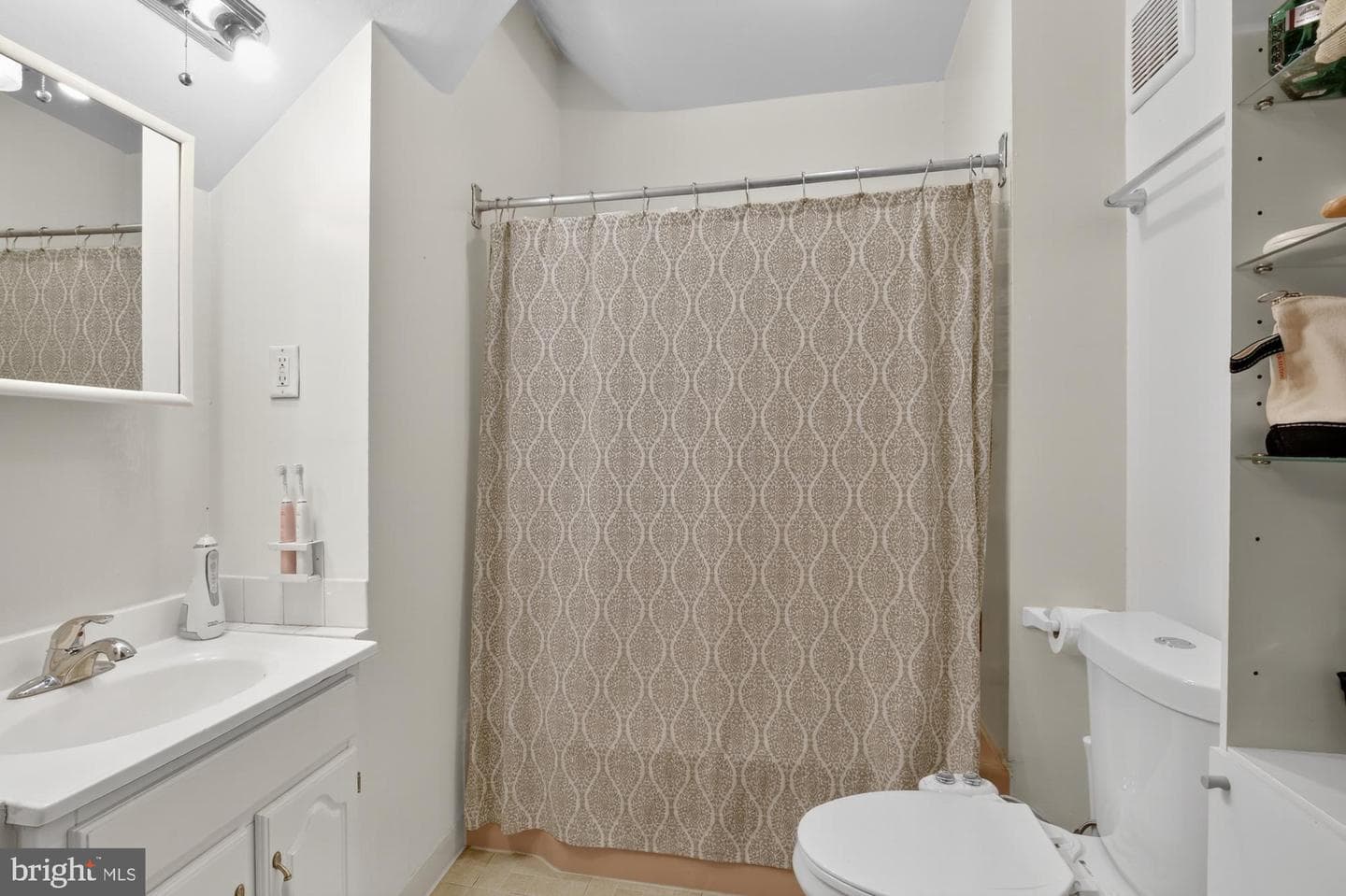 350 Green Lane photo 27